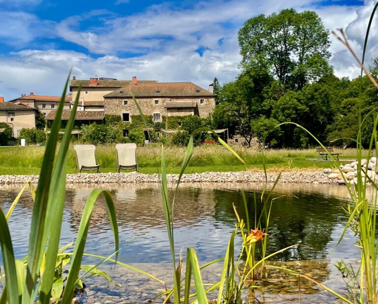 Vue sur la maison depuis le bassin