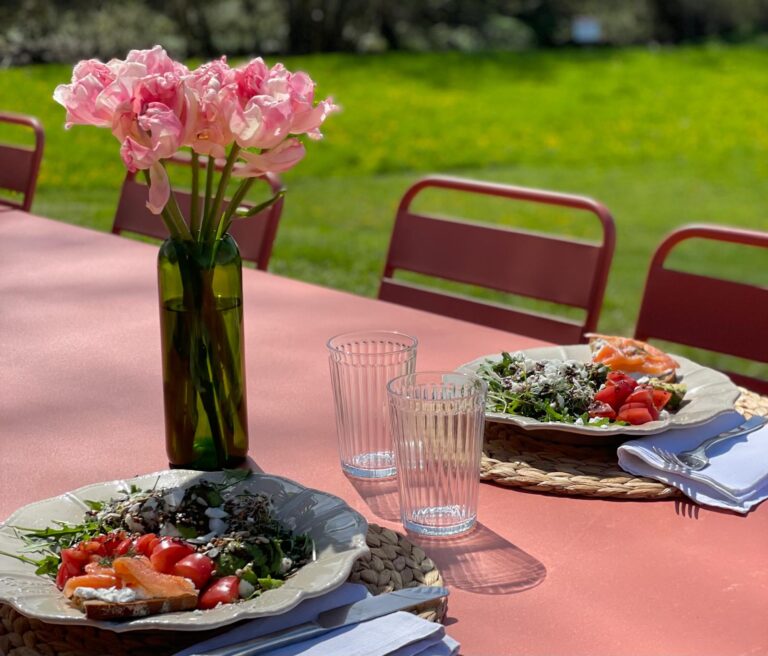 table dehors au soleil